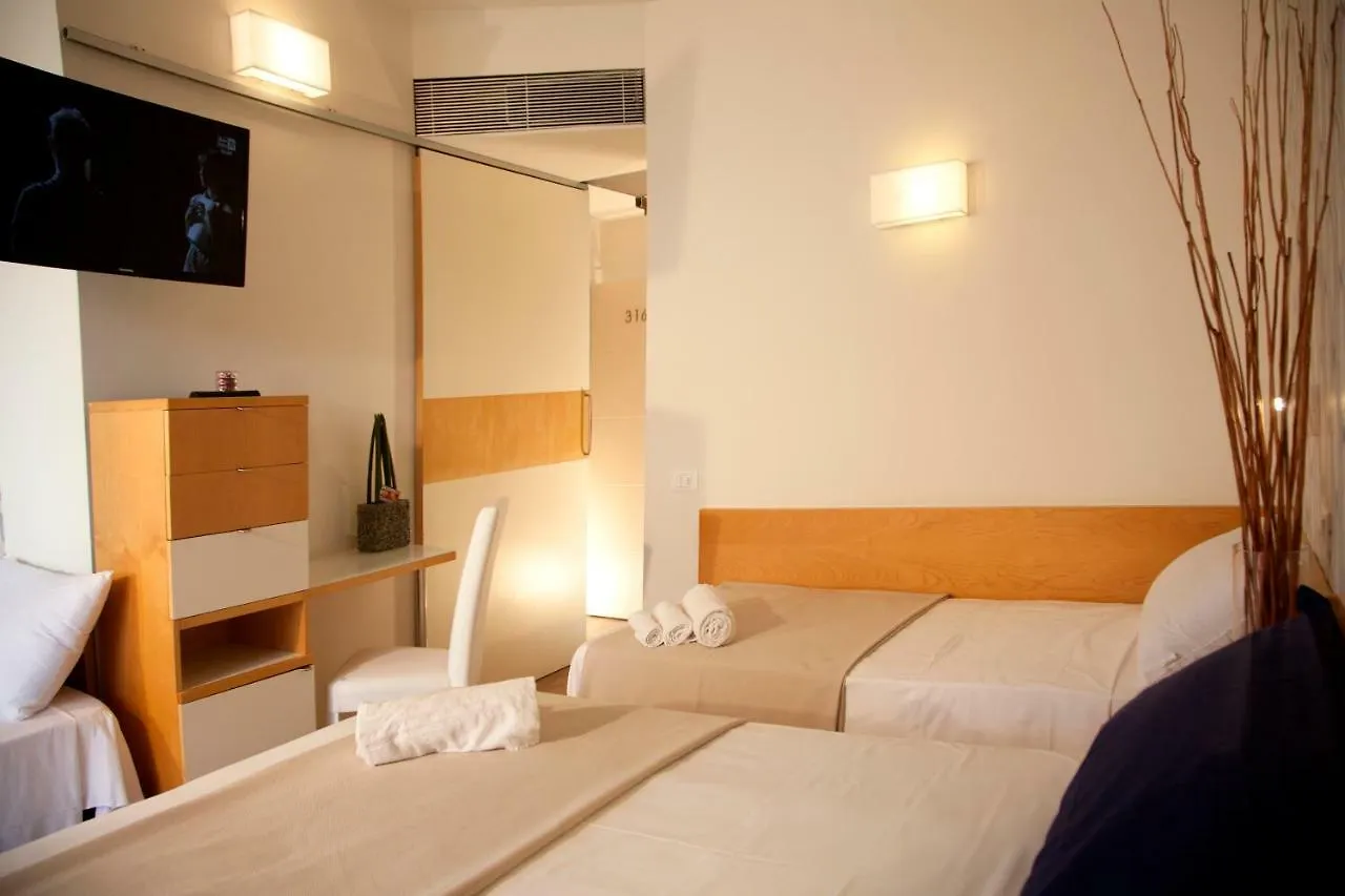 ***  Hotel Montecarlo - Vista Mare Con Piscina & Area Fitness Riccione Italien